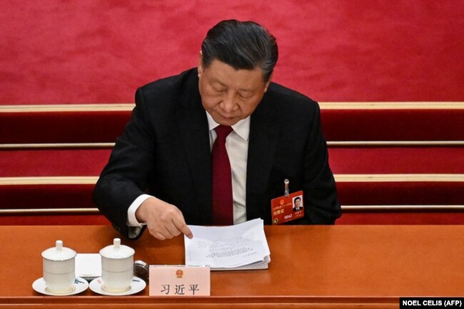 Си Цзиньпин перед открытием третьего пленарного заседания 1-й сессии Всекитайского собрания народных представителей 14-го созыва, на котором он был переизбран председателем КНР на третий срок. Пекин, 5 марта 2023 года