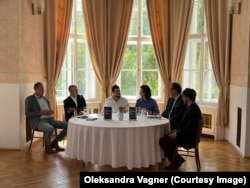 Презентация чешского перевода книги в Праге. Второй слева – Петер Феллеги, в середине – Джош Хейвен