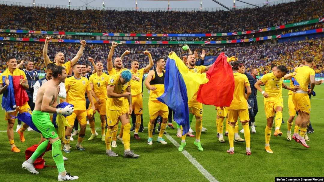 Jucătorii români sărbătoresc calificarea în optimile EURO 2024, după meciul cu Slovacia, scor 1-1, din ultima rundă a grupei E, disputat la Frankfurt, în Germania, pe 26 iunie 2024.