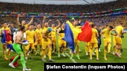 Jucătorii români sărbătoresc calificarea în optimile EURO 2024, după meciul cu Slovacia, scor 1-1, din ultima rundă a grupei E, disputat la Frankfurt, în Germania, pe 26 iunie 2024.
