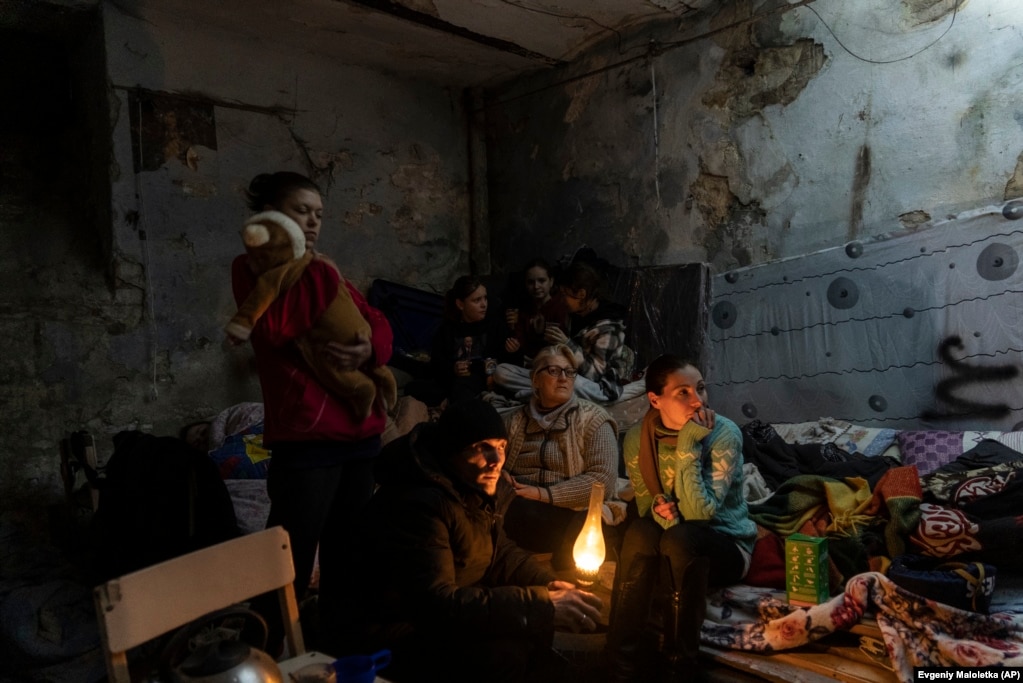Zhanna Goma (djathas) dhe fqinjët e saj fshihen në një bunker në Mariupol. 6 mars 2022. Evgeniy Maloletka, AP &nbsp; &nbsp;