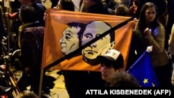Транспарант із зображеннями прем’єр-міністра Угорщини Віктора Орбана (ліворуч) і президента Росії Володимира Путіна під час антиурядової акції протесту в Будапешті, 9 квітня 2017 року