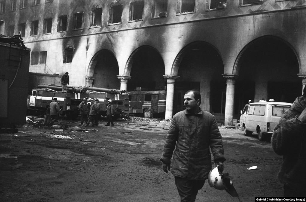 Un vigile del fuoco all'interno dell'edificio del parlamento georgiano bruciato nel gennaio 1992