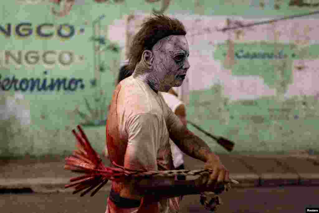 Filipinac bičuje svoja leđa na Veliki petak, vrhunac slavlja Velike sedmice u većinski katoličkoj zemlji, u&nbsp;Navotas Cityju, 29. marta.