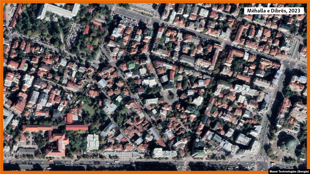 Mëhalla e Dibrës – lagja e populluar, me shtëpi, u rrit në një vendbanim edhe më të populluar, por tani me ndërtesa. Gjatë dy dekadave të fundit, qendra e metropolit është bërë edhe më atraktive për jetesë, prandaj çmimi i metrit katror ka kulmuar. Ndonëse Mëhalla e Dibrës ka qenë mbase viktima e parë e manisë së ndërtimit dhe ende po pëson ndryshime, hapësirat e gjelbra pranë ndërtesave janë ende të rëndësishme.