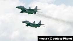 Imagine de arhivă cu două avioane MiG-29, aparținând Slovaciei, care au ajuns în dotarea Forțelor Aeriene ale Ucrainei.