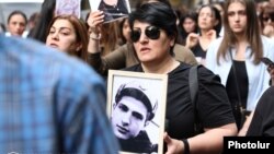 Գայանե Հակոբյանը որդու՝ Ժորա Մարտիրոսյանի նկարը ձեռք, բողոքի ակցիայի ժամանակ, արխիվ 
