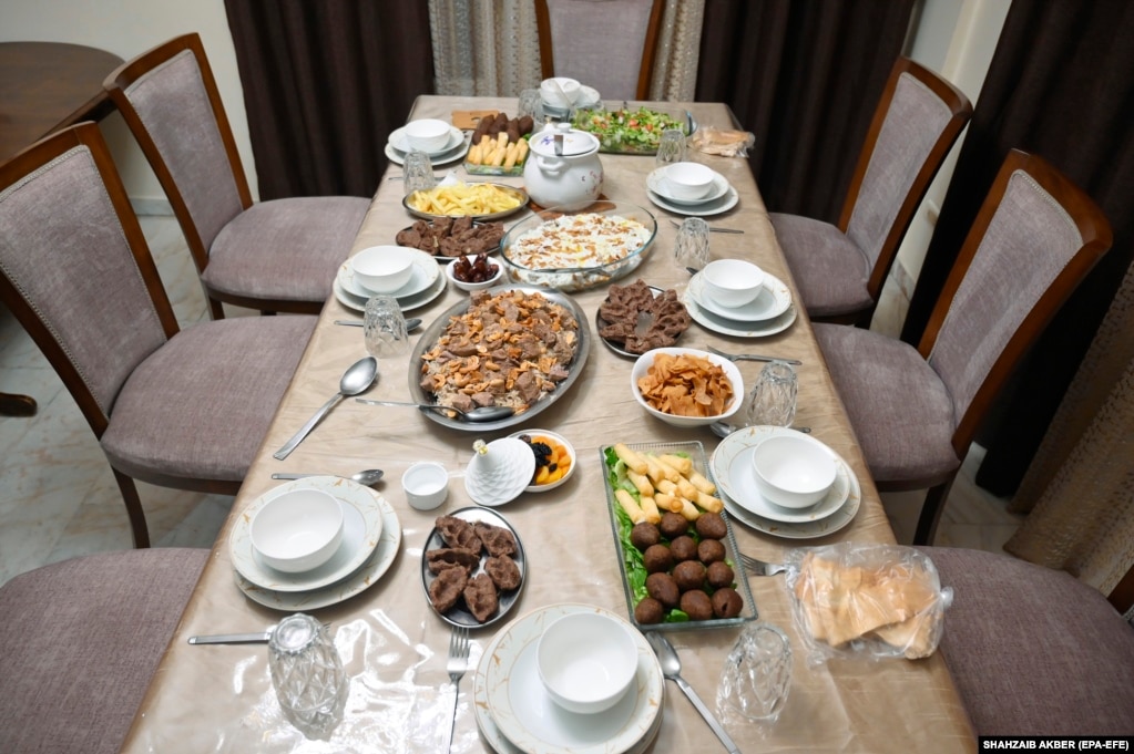 Një tryezë e shtruar për Iftar në shtëpinë e një familjeje myslimane gjatë Ramazanit në periferinë jugore të Bejrutit, Liban.