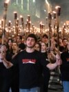 Jermeni na godišnjem maršu s bakljama uoči Dana sećanja na genocid, Jerevan, 23. april 2024. godine. Maršom je obeležena 109. godišnjica masovnih ubistava Jermena pod Otomanskim carstvom u Prvom svetskom ratu 1915. godine.