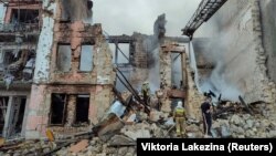 Рятувальники працюють на місці російського ракетного удару в Миколаєві, 20 липня 2023 року