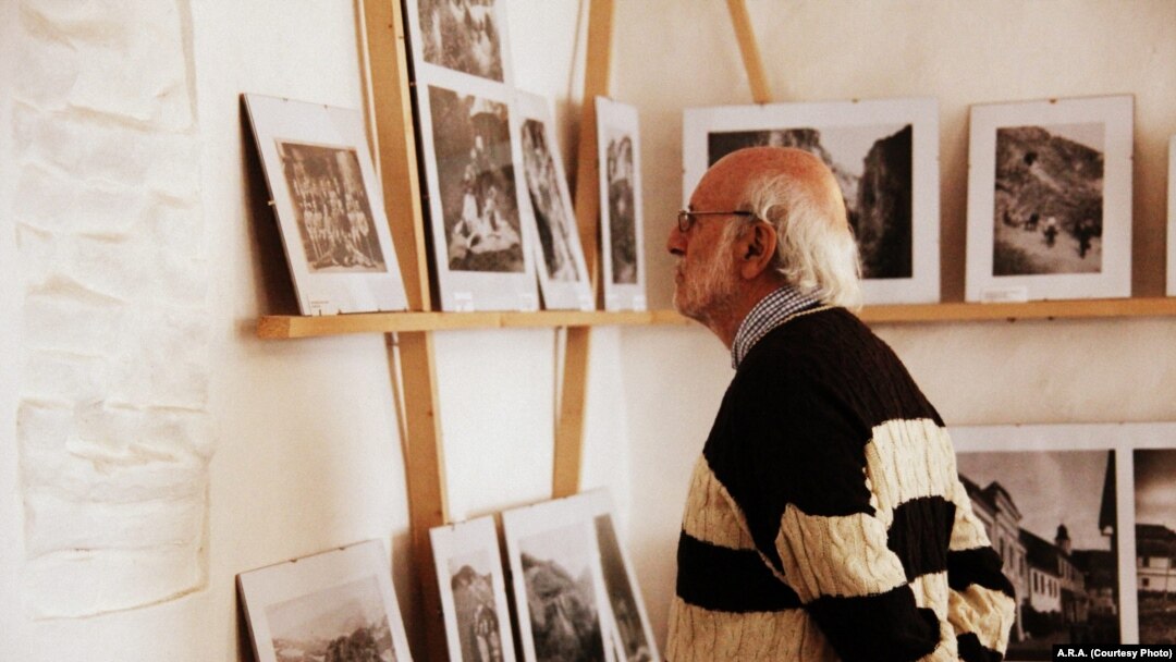 Unul din cei mai apreciați experți europeni în patrimoniu, Costa Carras vicepreședinte al Europa Nostra din anii '70, într-o vizită la Roșia Montană, în 2014. Distincția primită de ARA, pentru munca de protecție a patrimoniului în pericol poartă numele specialistului care a decedat în 2022.