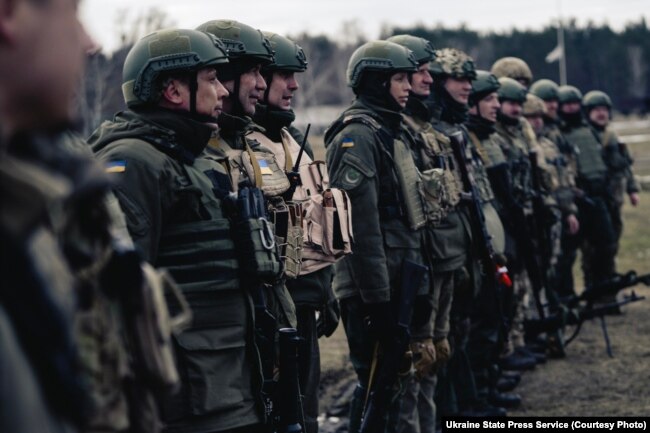 Trupat e Brigadës Bureviy gjatë stërvitjeve në rajonin e Kievit.