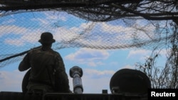 Український військовослужбовець готується вести вогонь із самохідної гаубиці 2С1 «Гвоздика» на позиції в Донецькій області, Україна, 21 травня 2024 року