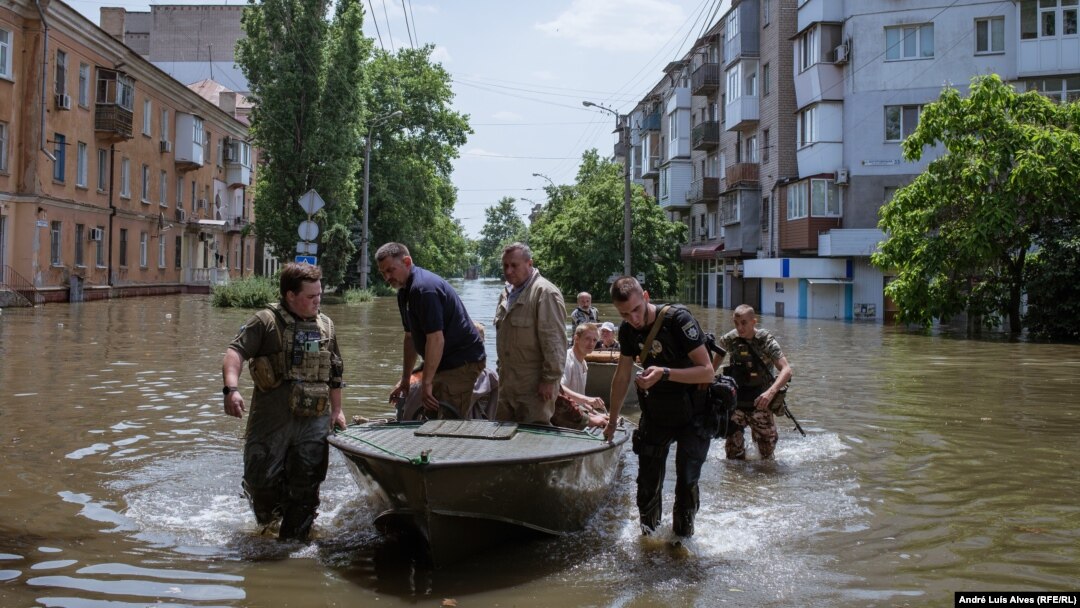 La Herson, o dată la 15 minute sosește câte o barcă cu cei refugiați din calea inundațiilor.
