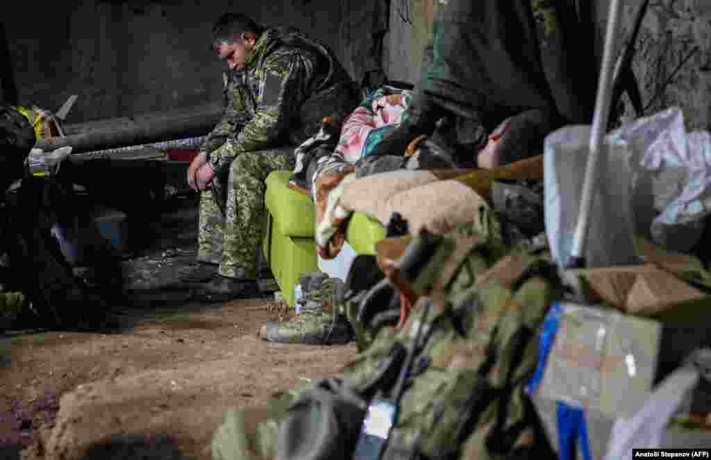 Soldații ucraineni se odihnesc într-un subsol slab luminat și înghesuit, în timp ce deasupra răsună artileria. &bdquo;Suntem obosiți&rdquo;, a declarat un comandant adjunct de batalion al cărui indicativ de apel este &bdquo;Filozof&rdquo;. &bdquo;Încetul cu încetul, (forțele rusești) ciugulesc bucățele mici&rdquo;, spune el.