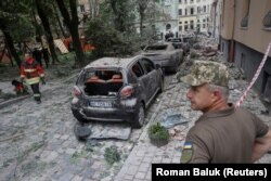 Украинанын Львов шаарына 6-июлда урулган соккудан кийин тартылган сүрөт. Анда 10 киши курман болгон.