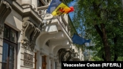 R. Moldova a arborat demult drapelul UE pe toate instituțiile statului, inclusiv ale justiției. Acum, fiind țară candidată la aderare și primind multe fonduri europene, transpune în legislația internă și directivele europene care pedepsește delapidarea acestor fonduri.