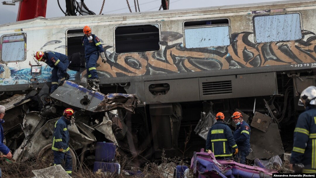 Salvatorii încă încearcă să recupereze trupurile victimelor din accidentul de tren de marți. 