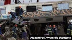 Salvatorii încă încearcă să recupereze trupurile victimelor din accidentul de tren de marți. 