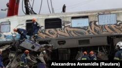 Ekipet e shpëtimit në vendin e një aksidenti pranë qytetit të Larisës, Greqi, 1 mars 2023.