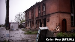 Një ndërtesë e bombarduar në qendrën e Kozaça Lopana, afër kufirit rus në rajonin ukrainas të Harkivit. 