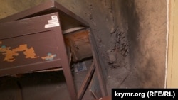 Место взрыва гранаты у стола, где прятался Александр Фербей. Высокополье, Херсонская область, Украина