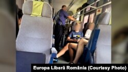 Un bunic și cu nepotul său s-au așezat în fața mea. „Nu om muri”, le-a spus el vecinilor de scaun. Tânărul își făcea vânt non stop cu tricoul.