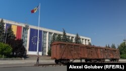 Expoziția „Basarabenii în gulag”, care cuprinde documente, fotografii și bunuri ale celor deportați, organizată într-un vagon de marfă – un prototip al vagoanelor în care au fost transportați moldovenii spre Siberia.