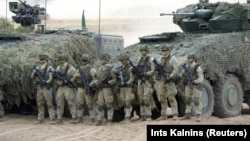 Militari ai armatei germane participă la exercițiul militar Quadriga 2024 în Pabrade, Lituania.