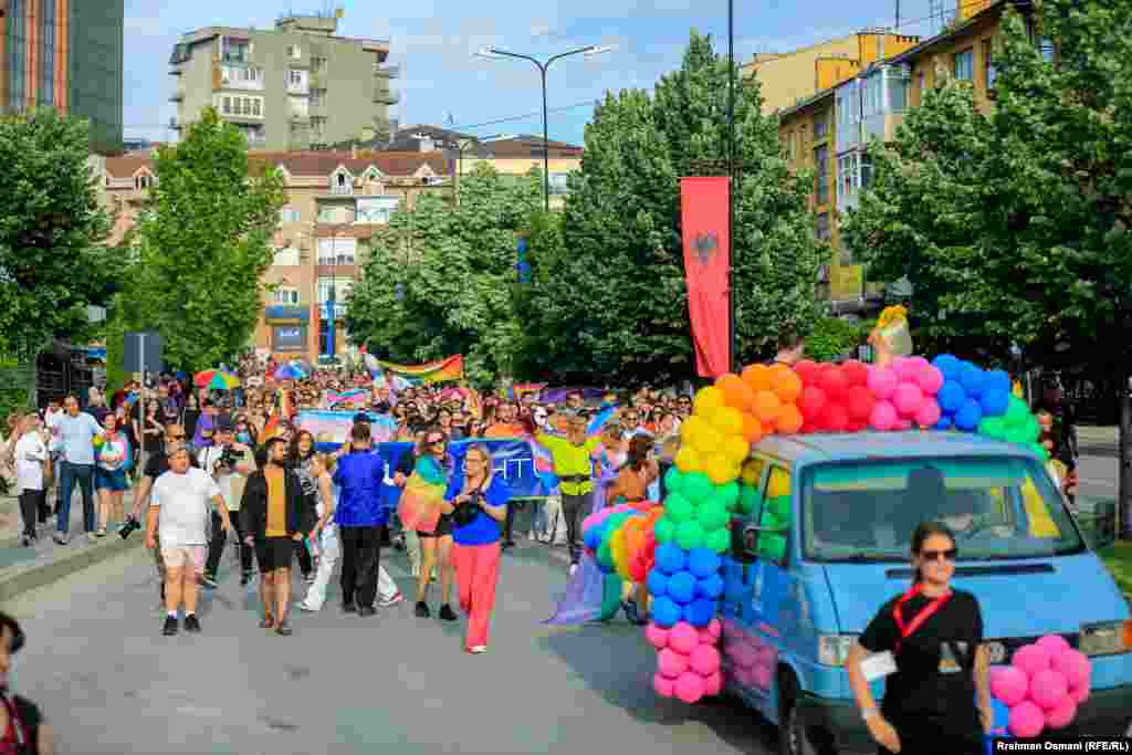 Aktivnosti uključuju masovne skupove, Parade ponosa, zabave, radionice, koncerte i bezbroj drugih LGBTQ+ događaja kako bi privukli što više učesnika.