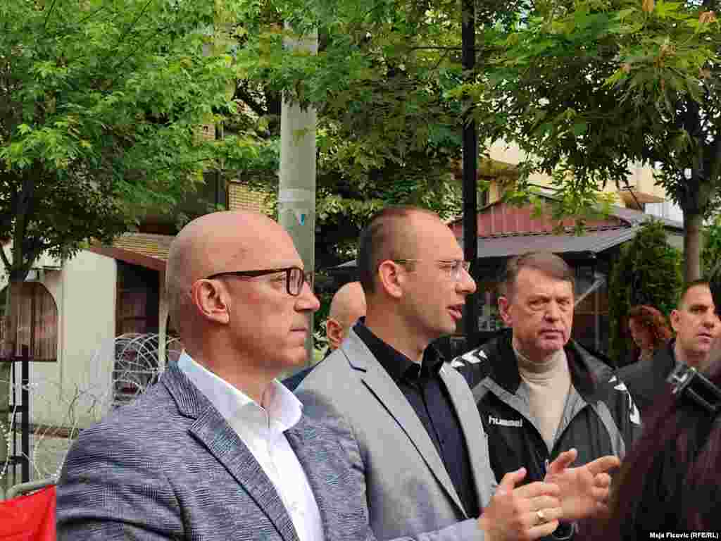 Rukovodstvo Srpske liste na protestu u Zvečanu, Goran Rakić (levo), Igor Simić (u sredini) i&nbsp;Dragiša Milović&nbsp;(desno).