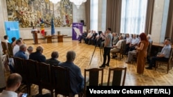 Imagine de la ceremonia de semnare a „Pactului pentru Europa” de către academicieni și deputați ai primului Parlament al Republicii Moldova, eveniment care a avut loc la Palatul Republicii pe 5 iunie.