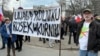 Під час маршу фермерів у Варшаві в одної з учасниць протесту Аґати Віньської організатори забрали плакат, який застерігає від російської пропаганди, 27 лютого 2024 року 