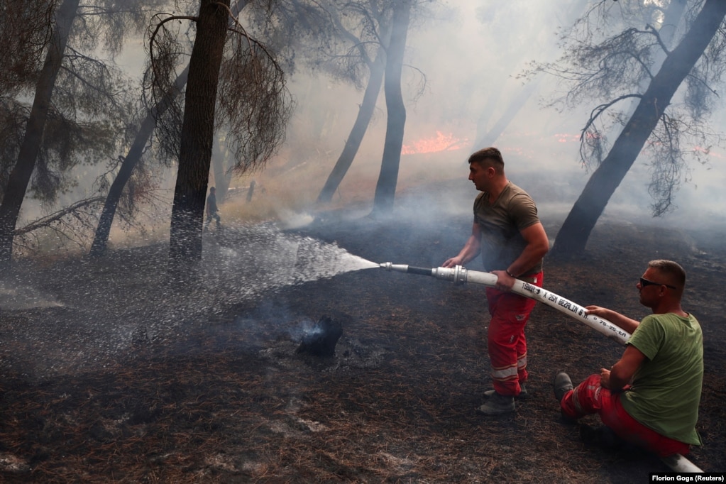 Pjesëtarët ushtarakë të shërbimeve emergjente duke fikur zjarrin afër Cakranit.