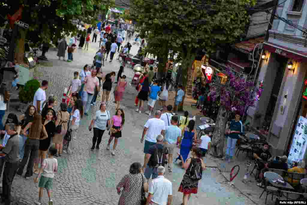 Në Prizren kanë ardhur pjesëtarët e diasporës, por edhe turistë të huaj. Qyteti është gjallëruar.&nbsp;