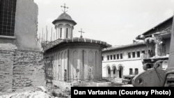 O altă imagine surprinsă de Dan Vartanian - translatarea bisericii Schitul Maicilor. Biserica a fost mutată 245 de metri spre răsărit, din curtea actuală a Casei Poporului pe strada Mitropolit Antim Ivireanu, la aprox. 200 m de Mănăstirea Antim (sursa: schitulmaicilor.ro).