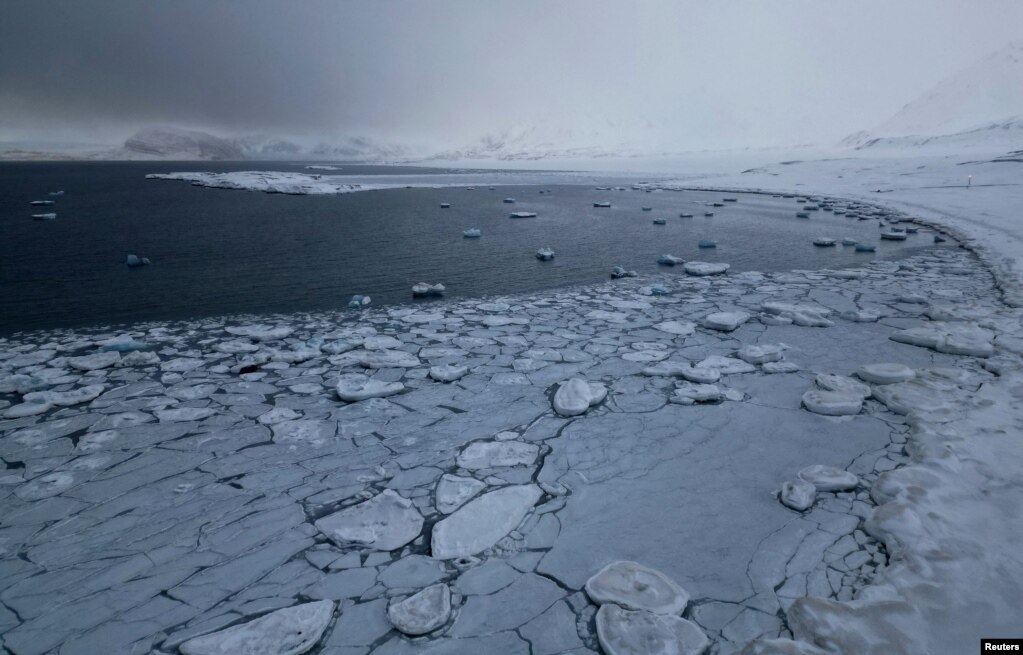 Copat e akullit në Kongsfjord, afër Ny-Aalesund, Svalbard, Norvegji, 6 Prill 2023.