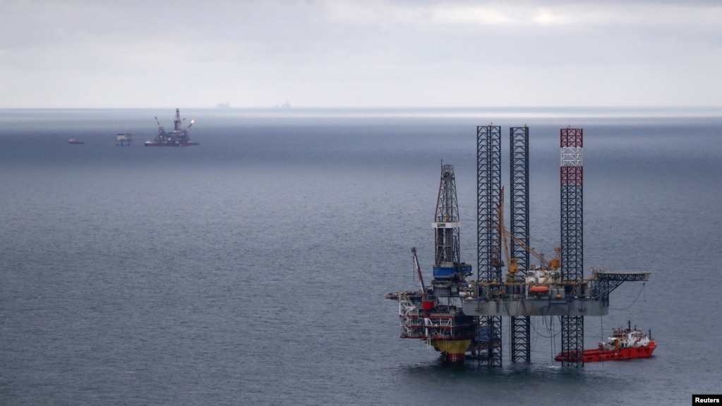 Нефтедобыча "Лукойла" на Каспийском море
