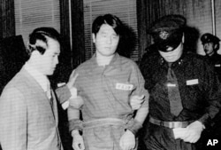 Мун Се Гван, убийца жены Пак Чон Хи, во время суда. 1974 год
