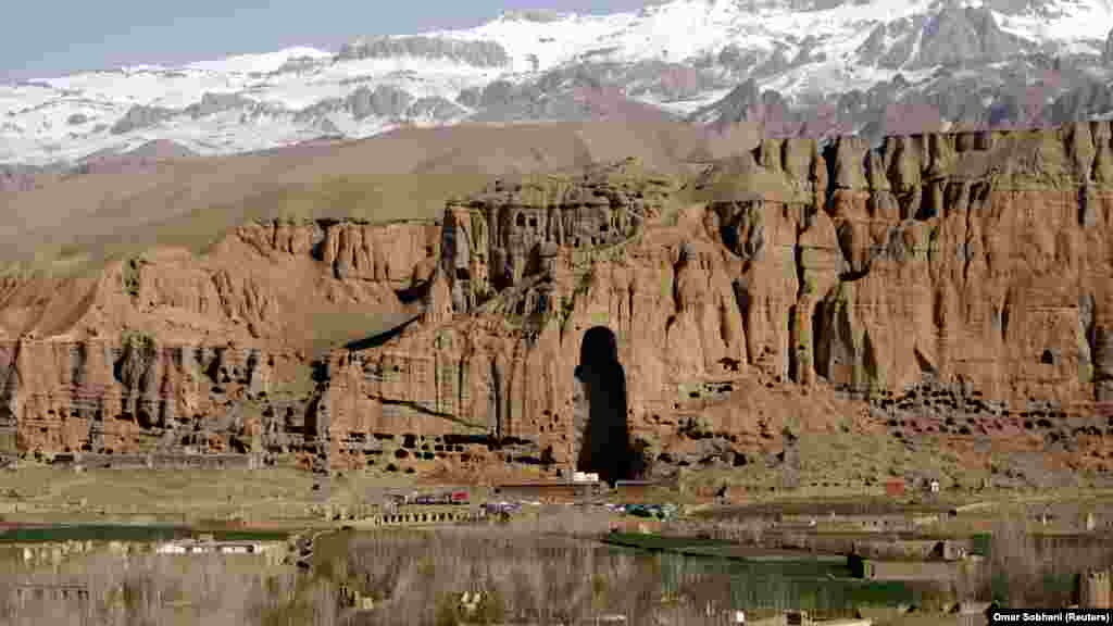 Valea Bamiyan, situată în mijlocul munților Hindu Kush, este unul dintre cele două situri din Afganistan incluse în Patrimoniul Mondial UNESCO. Descoperirile arheologice constau în opere de artă budistă create între secolele I și XIII.