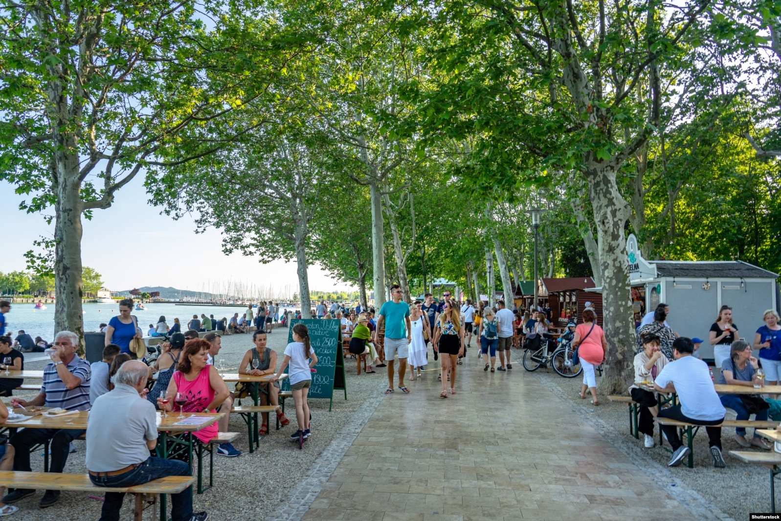 Turistët e mbledhur në bregun e liqenit Balaton për të ndjekur një festival peshku më 2019.