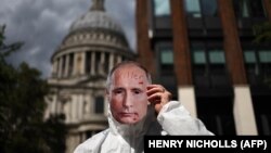 Човек с маска на руския президент Владимир Путин на протест в Лондон, част от международния протест "Путин е убиец", 20 август 2023 г.