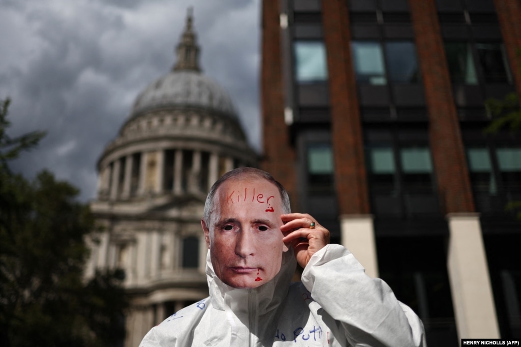 Një protestues me maskë me fytyrën e presidentit rus, Vladimir Putin, merr pjesë në një protestë në Londër si pjesë e ditës ndërkombëtare të veprimit &quot;Putini është vrasës&quot; në të gjithë Evropën më 20 gusht.