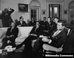 Президент Джон Кеннеди на встрече с генералом Чон Хи Паком и председателем Верховного совета национальной реконструкции Республики Корея, 1961 год