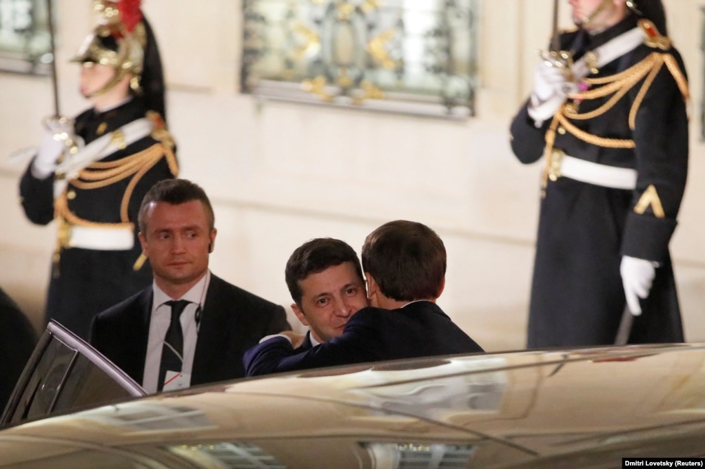 Macron përqafon Zelensky pas samitit në Paris. Takimi shënoi një përpjekje për rivendosjen e komunikimit politik të nivelit të lartë midis Kievit dhe Moskës dhe një angazhim të ripërtërirë ndaj marrëveshjeve të Minskut, një sërë masash që synojnë arritjen e një armëpushimi të qëndrueshëm. Pavarësisht hapave premtues, në samit nuk pati ndonjë përparim të madh. &nbsp;