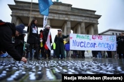 تجمع اعتراضی مخالفان تعطیلی نیروگاه‌های هسته‌ای در برلین