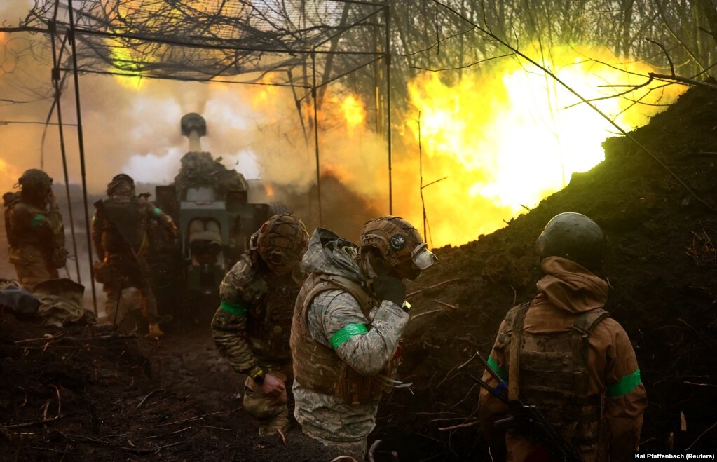 13 aprile 2023, vicino a Bahmut: soldati ucraini sparano al fronte.
