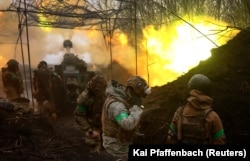 Українські артилеристи ведуть вогонь по позиціях армії РФ на лінії фронту під час запеклих боїв біля Бахмуту Донецької області, 13 квітня 2023 року