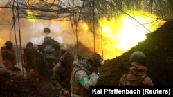 Українські артилеристи ведуть вогонь по позиціях армії РФ на лінії фронту під час запеклих боїв біля Бахмуту Донецької області, 13 квітня 2023 року