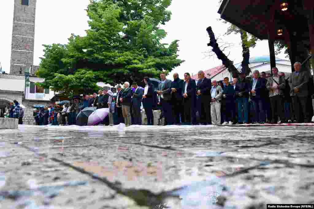 Sarajevë: Besimtarët falin Bajramin në xhaminë Gazi-Husrev Beg. &nbsp; 